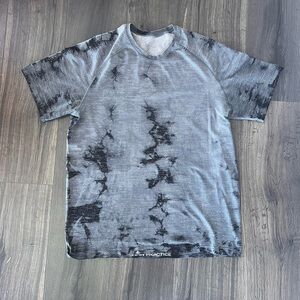 Lululemon Men’s Workout Tshirt - Size L